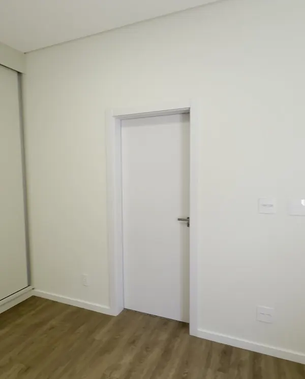Quarto com piso vinílico e armário embutido